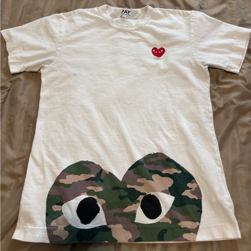 Play Comme Des Garçons T-Shirt Size Medium Camo Red Heart